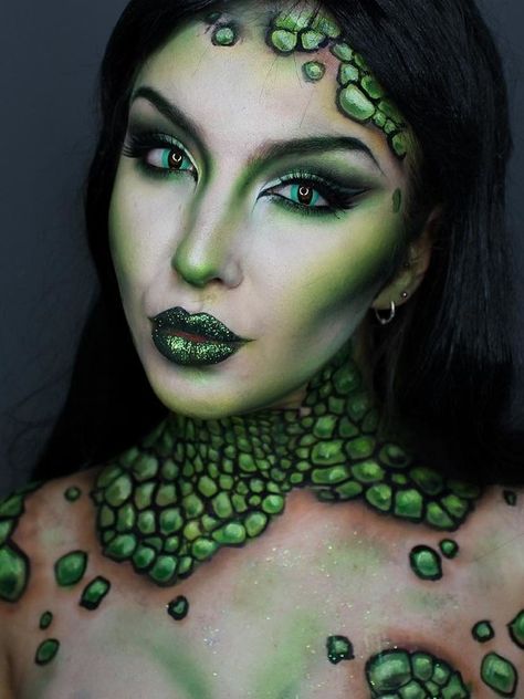 Halloween Makeup Ideas From the Best Makeup Artists on Instagram ... Halloween Makeup Artist, Instagram Makeup Artist, Alien Makeup, Red Lips Makeup Look, Animal Makeup, Makeup Looks For Green Eyes, Cool Halloween Makeup, Halloween Makeup Scary, Best Makeup Artist