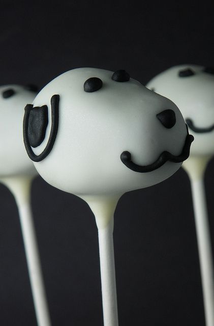 cake pop snoopy perfect for Charlie Brown birthday party-can i have a  snoopy birthday party?! Fondant Cake Pops, Snoopy Cake Pops, Cake Pops Animals, Cute Cake Pop Designs, Cute Cakepops, Cakepops Ideas, Doggie Cake, Cake Pop Ideas, Snoopy Birthday Party