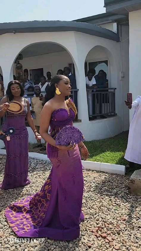 Ghana Wedding Dress, Ghanian Wedding, Nigerian Bridesmaid Dresses, Ghana Traditional Wedding, African Wedding Theme, Groomsmen Fashion, Ghanaian Wedding, African Bridal Dress, African Bridesmaid Dresses