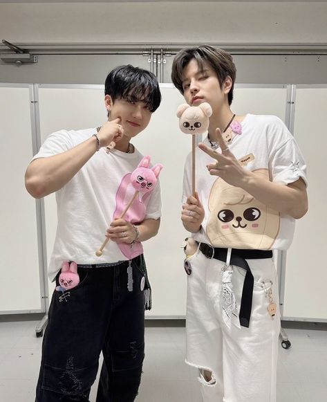 Changbin And Seungmin, Lee Hi, Strong Love, Seo Changbin, Stray Kids Seungmin, Kim Seungmin, Homeless Children, Kids Pictures, Lee Min Ho