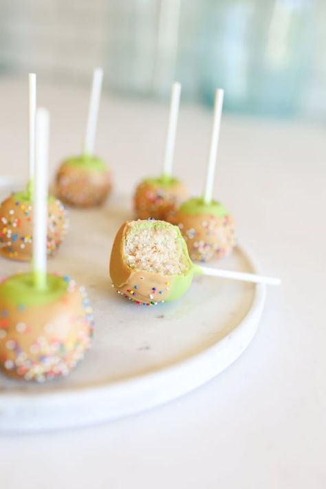 Apple Cake Pop, Apple Cake Pops, Cake Ball Recipes, Buckwheat Cake, Caramel Apple Cake, Cake Pop Recipe, Köstliche Desserts, Balls Recipe, Pumpkin Cake