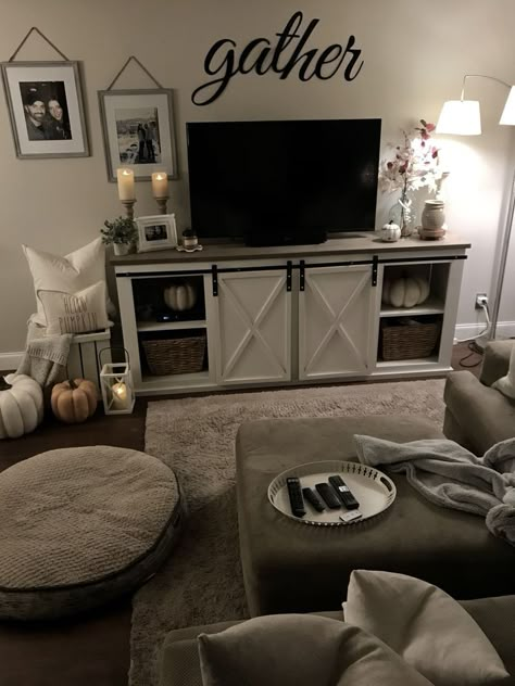 Cozy Farmhouse Living Room, Halloween Living Room, Furnitur Ruang Keluarga, Farmhouse Tv, Farmhouse Living Room Decor Ideas, Tv Stand Designs, Farmhouse Tv Stand, Interior Minimalista, Living Room Tv Stand