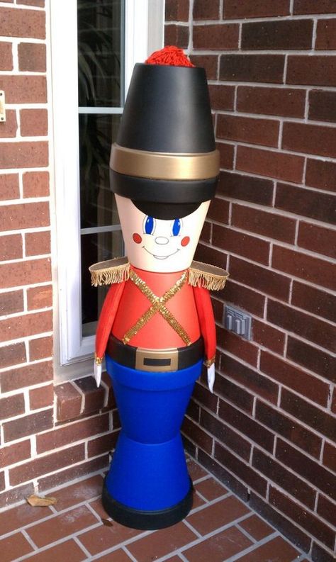 Outdoor Clay Pot Nutcracker ~ For a smaller "kid-friendly" version use styrofoam cups in place of the pots. Make arms from rolled paper :) Clay Pot Projects, Nutcracker Christmas Decorations, Flower Pot People, Pot People, Christmas Soldiers, Painted Terracotta, Terra Cotta Pot Crafts, Christmas Pots, Pot Crafts