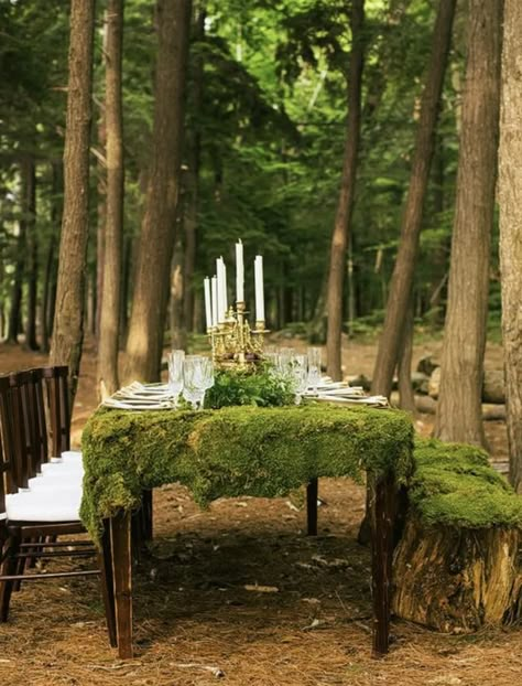 Tafel Decor, Enchanted Forest Wedding, Moss Covered, Brides Magazine, Woodland Wedding, Forest Wedding, Enchanted Forest, Wedding Themes, Decoration Table