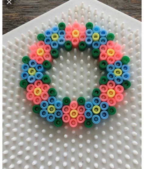 Peler Beads Flower, Pearler Bead Flower Patterns, Perler Beads Ideas Flowers, Fuse Beads Flower, Perla Bead Ideas, Perler Bead Asthetic Ideas, Perler Bead Patterns Flowers, Spring Perler Beads, Peeler Bead Flower