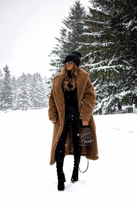 10 Cute Snow Outfits To Try This Winter - Mia Mia Mine Winter White Outfit, Mia Mia Mine, Winter Outfits Snow, Outfits Minimalist, Mia Mia, Vegan Leather Leggings, Snow Outfit, Shoes Luxury, Dresses Outfits