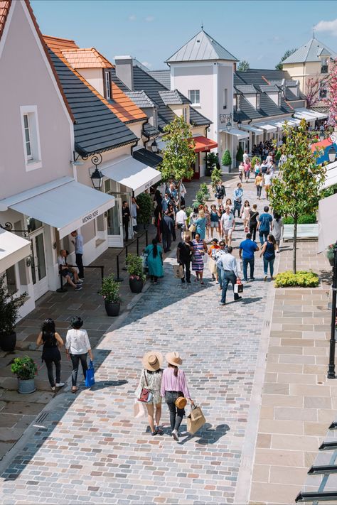 Vous voulez une expérience shopping exclusive et trouvez les bonnes affaires ? La vallée Village est l'endroit parfait pour vos sorties shopping, vous y trouverez les plus grandes enseignes de modes internationales et d'emblématiques créateurs français. ©La Vallée Village Street View