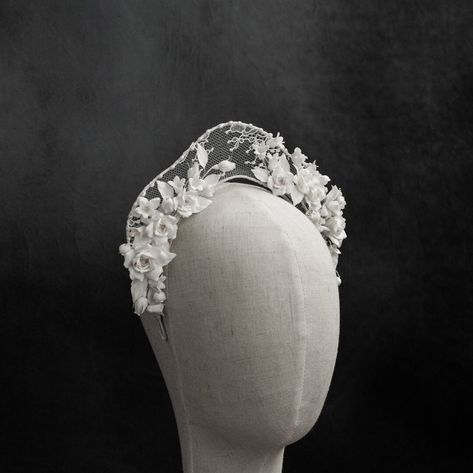 This bridal headpiece is an exquisite fusion of craftsmanship and classical beauty, with each element carefully integrated into the design. The delicate silk flowers, each petal masterfully shaped, bloom across the soft vintage lace, evoking the purity and vivacity of natural flora. Interspersed among these blooms are pearls, their lustrous sheen adding a touch of dew-like freshness, enhancing the artistry of the piece. Every detail exudes a reverence for traditional craftsmanship, with the text Lace Wedding Headpiece, Vintage Wedding Tiara, Bridal Crown And Veil, Bridal Headband With Veil, Pearl Head Piece, Vintage Bridal Headpiece, Vintage Bridal Accessories, Classical Beauty, Pearl Headpiece