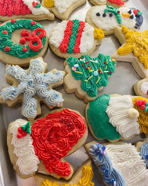 Christmas Sugar Cookies Buttercream Decorated, Holiday Cookies Decorated Buttercream, Christmas Cookies Decorated With Buttercream, Christmas Buttercream Sugar Cookies, Decorated Cookies With Buttercream, Butter Cream Cookies Decorated, Christmas Sugar Cookies With Buttercream, Christmas Cookies With Buttercream Icing, Christmas Sugar Cookies Decorated Buttercream