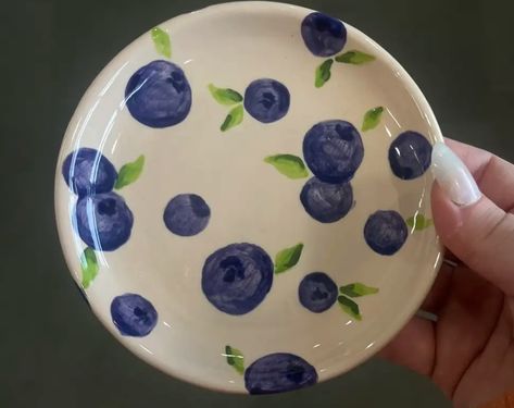 Pottery Painting Tutorial, Color Me Mine Ideas Inspiration Easy, Serving Plate Painting Ideas, Painting Ideas On Ceramics, Plate Designs Ideas, Paint A Pot Ideas Plate, Cute Plate Painting Ideas, Fall Pottery Painting Ideas, Pottery Painting Blue Flowers