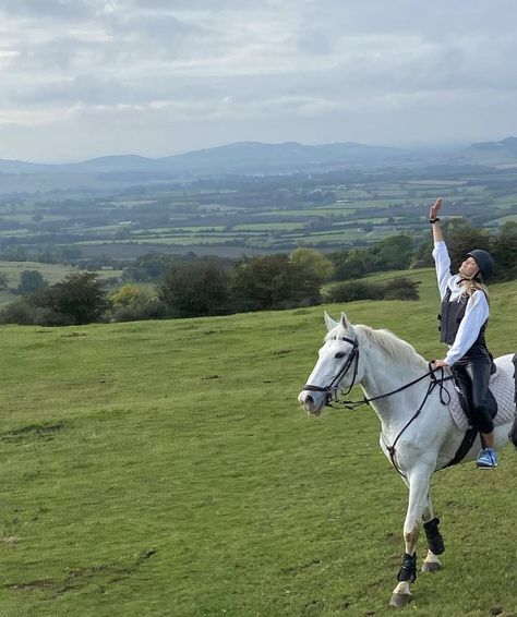 Girl Riding Horse Aesthetic, Aesthetic Horseriding, Horsey Life, Horse Riding Aesthetic, Equestrian Aesthetic, Horse Aesthetic, Equestrian Lifestyle, Haircut Hairstyle, Equestrian Life