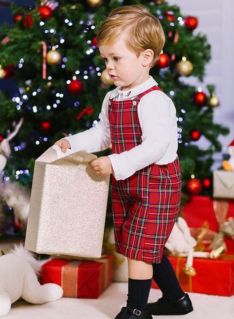 These red tartan bib shorts with sweet turn-ups make a festive addition to your everyday wardrobe. A quick and easy outfit for baby boys, layer over one of our Milo bodies for one of our favourite looks this season. Additional elastic to the straps and waist make these comfortable to wear while the pearlised button fastenings and 100% cotton lining add a smart finishing touch. Christmas Outfit Kids, Country Baby Boy, Classic Kids Clothes, Holiday Outfits Christmas, Kids Christmas Outfits, Tartan Christmas, Easy Outfit, Baby Christmas Outfit, Baby Bloomers