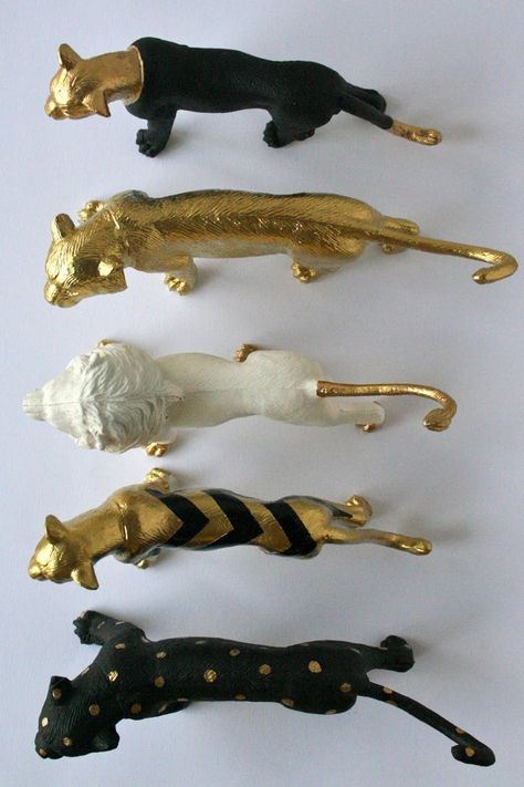 20 Fun and Chic DIYs with Plastic Animal Toys Plastic Animal Crafts, Painting Plastic, Gold Diy, Animal Projects, Plastic Toys, Plastic Animals, Animal Crafts, Gold Pattern, Animal Figurines