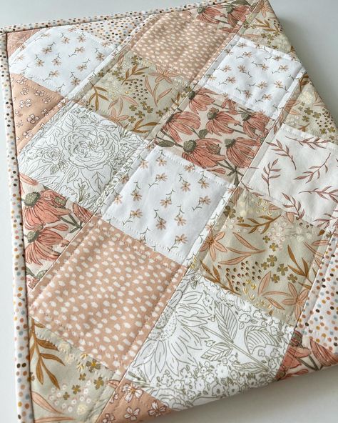 Simple Quilting Projects, Homemade Quilts Ideas, Quilt Blanket Ideas, Quilt Scrap Projects, Puff Quilts Ideas, Square Quilt Patterns Easy, Quilt Aesthetic, Easy Quilt Patterns For Beginners, Quilts Designs