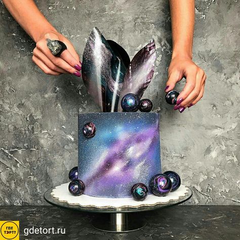 Cakes 80 Años Space Theme Party Food, Artistic Desserts, Space Birthday Party Food, Space Themed Desserts, Celestial Party, Space Cakes, Solar System Cake, Wolf Party, Galaxy Desserts