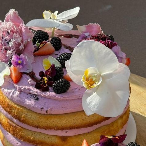 Sammy Rees on Instagram: "Soaking up all the beautiful sunshine today 💛 A special vanilla bean and rum cake filled with blackberry, vanilla bean and rum preserves, chocolate mousse and topped with a blackberry mascarpone cream. The cute little tester cake is my fav 🫶🏼" Floral Desserts, Blackberry Mascarpone, Minimalistic Cakes, Cakes Aesthetic, Blackberry Cake, Floral Dessert, Mascarpone Cream, Cake Party, Birthday Inspo