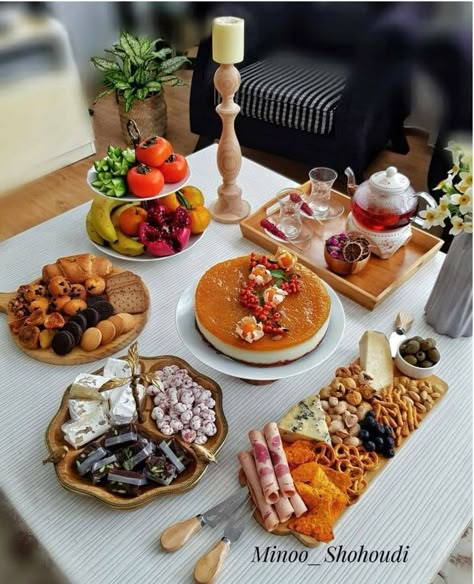 Snack Display, Health Facts Food, Food Set Up, Catering Ideas Food, Charcuterie Inspiration, Tea Party Food, Party Food Platters, Snap Food, Food Displays