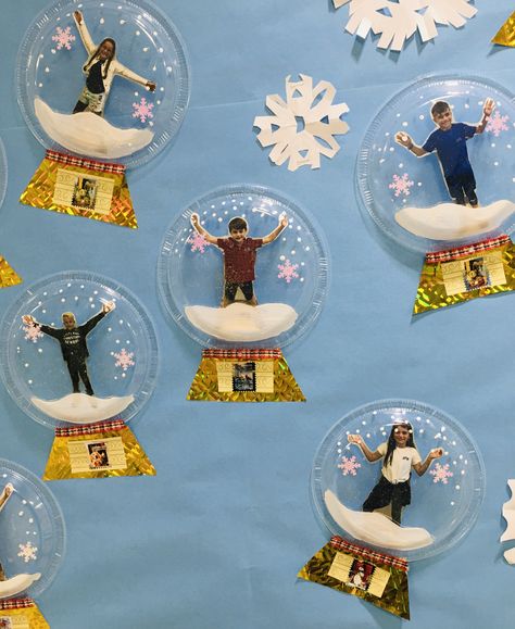 Snow Globe Christmas Door, Preschool Bulletin Boards Christmas, Snowglobe Door Decorations For School, Snow Globe Bulletin Board Ideas, Snowglobe Classroom Door, Snowglobe Bulletin Board Ideas, Winter Boards For Preschool, Snow Globe Bulletin Board, Snowglobe Bulletin Board