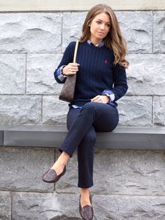 Preppy Style Winter, Look Working Girl, Preppy Fall Outfits, Navy Trousers, Prep Style, Chique Outfits, Preppy Fall, Navy Sweater, Classic Preppy