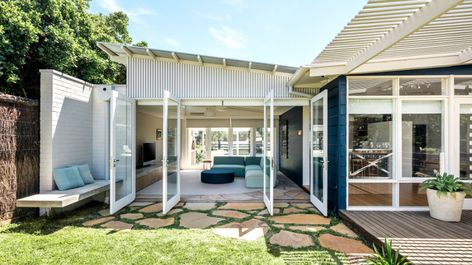 Barwon Heads, Backyard Barn, Beach Shacks, Beach House Exterior, Interior Minimalista, Mid Century Architecture, Australian Architecture, Modern Beach House, Beach Shack