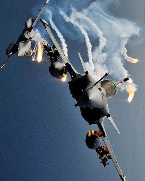 Rafale flare action . #plane #planes #planepics #planepicture # #f35 #airforce #pilot #military #avgeek #avpic  #aviation #aviator… Air Force Jet, Photo Avion, Dassault Rafale, Airplane Fighter, Military Airplane, Air Fighter, Military Jets, Jet Aircraft, Aviation Photography