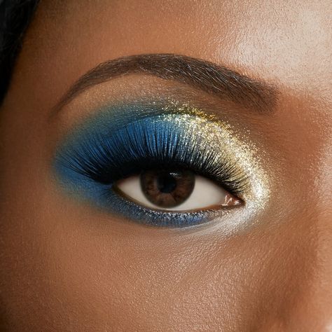 Showcasing Deep Blue and Champagne Beach Beach Eye Makeup, Make Up Color, Make Up Gold, Gold Eye Makeup, Blending Eyeshadow, Eyeshadow Ideas, Natural Lipstick, Gold Eyeshadow, Colorful Eye Makeup