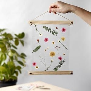 Poster Hanger Diy, Cadre Photo Diy, Flower Sheets, Diy Picture Frames, Diy Presents, Poster Hanger, Diy Picture, Mors Dag, Hanging Posters