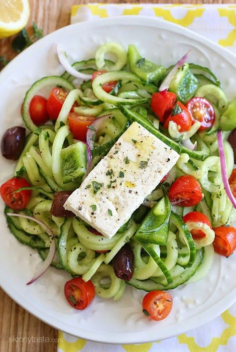 Who needs lettuce? This Greek salad is fresh and crisp – the perfect, light summer salad! Greek Cucumber, Veggie Noodles Recipes, Greek Cucumber Salad, Stomach Rumbling, Resep Salad, Salad With Lemon, Savory Salads, Super Salads, Moms Recipes