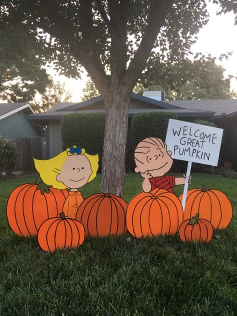 Linus and Lucy kn the pumpkin patch Sally Brown Peanuts, Welcome Great Pumpkin, Halloween Yard Signs, Halloween Yard Art, Great Pumpkin Charlie Brown, Charlie Brown Halloween, It's The Great Pumpkin, Peanuts Halloween, Christmas Yard Art