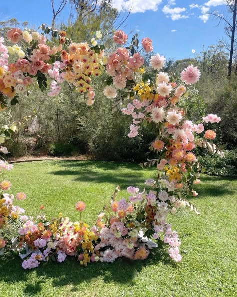 Circular Flower Arch, Flower Path Wedding, Circular Flower Arrangements, Circular Backdrop With Flowers, Wedding Floral Backdrop, Circular Arch, Wedding Flower Arch, Circular Backdrop, Colorful Spring Wedding