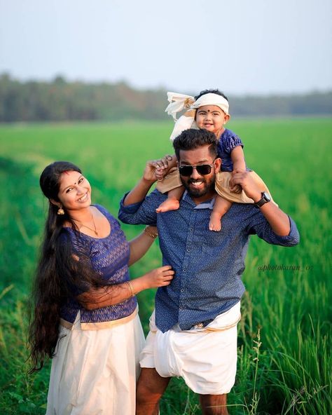 Onam Photoshoot Ideas Family, Onam Poses, Onam Photoshoot Ideas, Mother And Baby Images, Onam Special, Outdoor Family Photoshoot, Son Photo Ideas, Baby Birthday Photoshoot, Black Hd