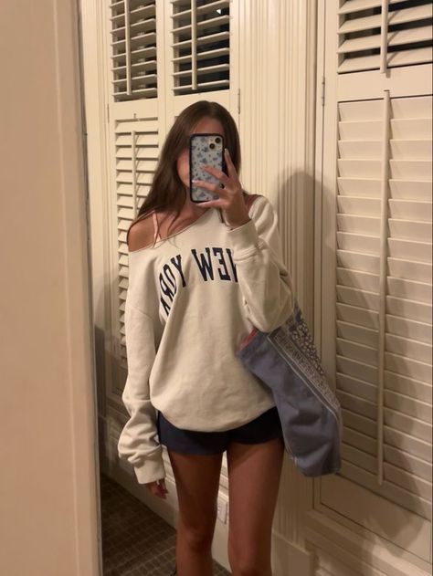 Aesthetic Outfits Inspo Summer, Off Shoulder Tee Outfit, Sorority Outfits Casual, East Coast Summer Aesthetic Outfit, Simple Everyday Outfits Summer Casual, Brandy Summer Outfits, Movie Theater Outfit Comfy, Cute Outfits Basic, Freshman Year Outfits