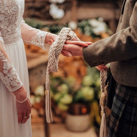 Complete Handfasting Ceremony How To Guide + Sample Script Scottish Handfasting, Hand Binding, Handfasting Ceremony, Rustic Wedding Colors, Modern Wedding Ceremony, Handfasting Cords, Honey Photography, Wedding Ceremony Traditions, Unity Ceremony