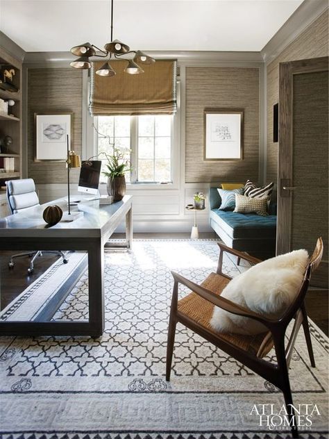 This home office includes a spacious desk, a corner chaise, and a midcentury chair to allow for multiple workstations. / Source Studio In Casa, Home Office Library, House Of Turquoise, Contemporary Home Office, Office Layout, Home Luxury, Atlanta Homes, Modern Home Office, Home Office Space