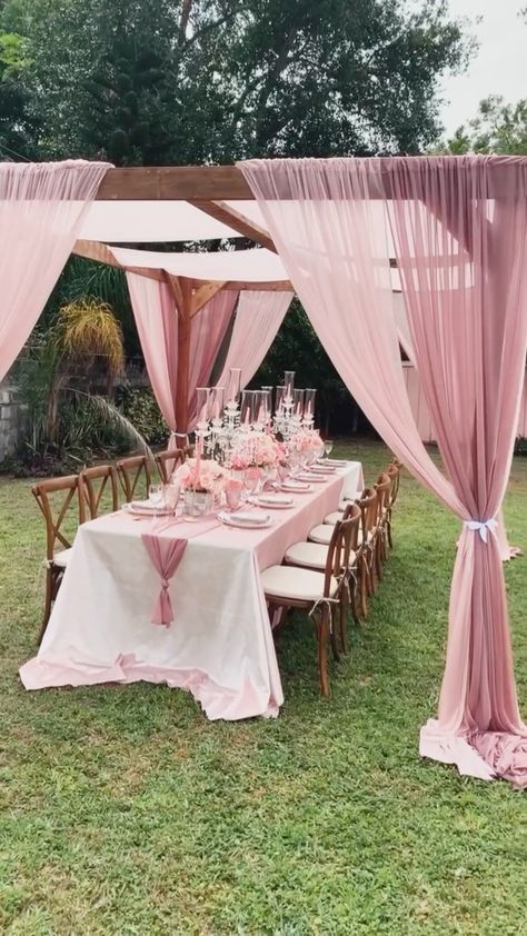 Backyard Party Birthday, Simple Party Decorations Outdoor, Backyard Brunch Set Up, Birthday Decor Garden, Simple Outdoor Bridal Shower Ideas, Pink Outdoor Birthday Party, Bridal Shower Simple Ideas, Bridal Shower Backyard Decorations, Small Backyard Birthday Party Setup