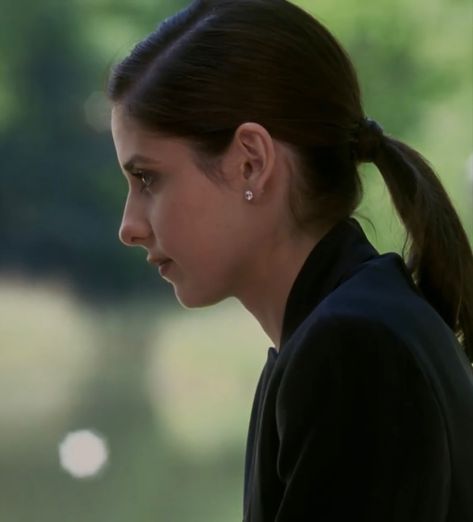 Kathryn Merteuil Outfit, Kathryn Merteuil Aesthetic, Bad Side Profile, Kathryn Merteuil, Aubrey Hepburn, Portraits Female, Characters Aesthetic, Michelle Gellar, Cruel Intentions