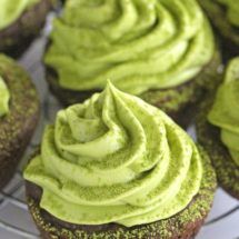 Matcha Cookie Cups filled with matcha green tea frosting. Matcha Frosting, Green Tea Cupcakes, Green Tea Dessert, Swirl Cookies, Matcha Green Tea Recipes, Sweet Matcha, Cookie Cups Recipe, Mascarpone Frosting, Matcha Dessert