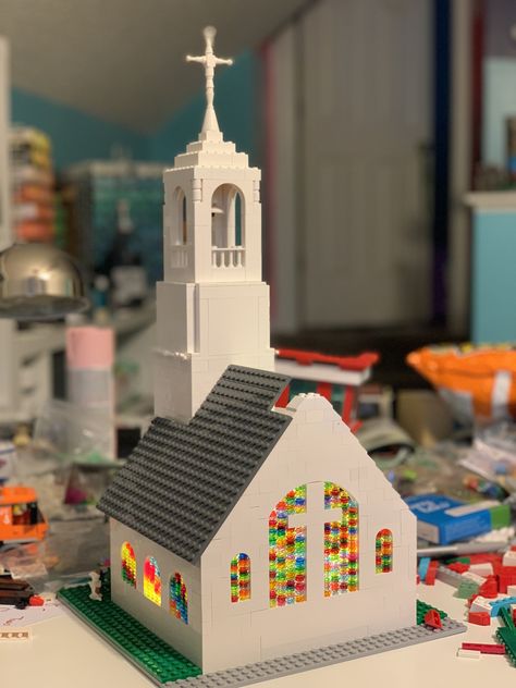 Diy Lego Builds, Lego Town Ideas, Lego Church Ideas, Sticker Dispenser, Lego Winter Village Ideas, Lego Winter Village Mils, Lego Holiday Village, Lego Christmas Advent Falwnder, Christmas Lego