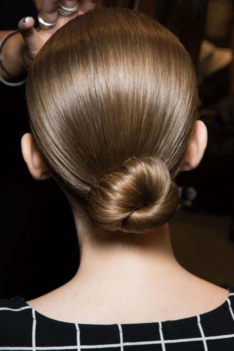 Hair: Sleek Bun - Never underestimate the power of polish, especially when time is of the essence. When in doubt, pull hair into a low, neat chignon. Neat Low Bun, Neat Bun, Hair In A Bun, Low Chignon, Low Bun Hairstyles, Sleek Bun, Glamour Uk, Peinados Fáciles Para Cabello Corto, Low Bun