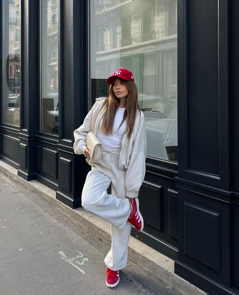 Streetwear Spring Outfits, Red Adidas Outfit, Red Sneakers Outfit, Women's Spring Outfits, Adidas Gazelle Outfit, White Ootd, Special Shoes, Chicago Outfit, Streetwear Spring