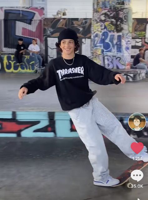 Guy With Beanie, Thrasher Outfit Men, Guys With Beanies, Skater Beanie Outfit, Outfits With Beanies Skater, Skater Style Guys, Beanie Skater Outfit, Men Skater Outfit, Skate Style Boy