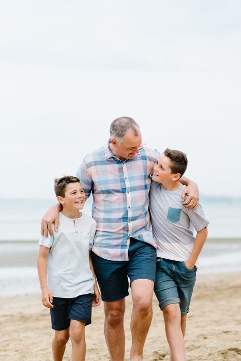 Father Sons Photoshoot, Father Son Beach Photos, Dad And Kids Photoshoot, Father And Son Photoshoot, Dad Son Photography, Father Son Photography, Son Photo Ideas, Family Photoshoot Poses, Fun Family Photos