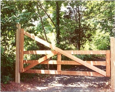 fence gate Farm Fence Gate, Fence Around Pool, Farm Gates, Lattice Garden, Farm Entrance, Easy Fence, Wooden Gate, Car Low, Country Fences