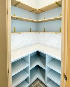 4 X 4 Pantry, Diy Corner Pantry, Corner Pantry Ideas, Corner Kitchen Pantry, Pantry Renovation, Pantry Closet Design, Romantic Bedroom Ideas, Pantry Layout, Desert Willow