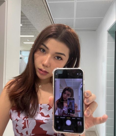 Front Mirror Selfie, Mirror Phone Selfie, Front Camera Selfie Poses, Selfie Front Camera, Selfie Ideas Mirror, Selfie Y2k, Mirror Selfie Ideas, Iphone Selfie, Face Mirror