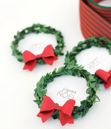 Tiny Wreaths Christmas, Diy Mini Wreath Christmas, Mini Wreaths Diy Christmas, Christmas Mini Wreath, Mini Wreaths Christmas, Christmas Gift Labels, Christmas Wreath Craft, Gift Labels Christmas, Christmas Gift Tags Handmade