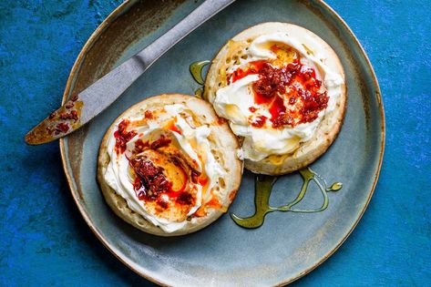 Crumpet Topping Recipes - olivemagazine Crumpets Toppings, Breakfast Crumpets, Hamburger Tortilla, Eggs Royale, Crumpet Recipe, Inspired Taste, Simply Food, Duck Eggs, Easy Cheese