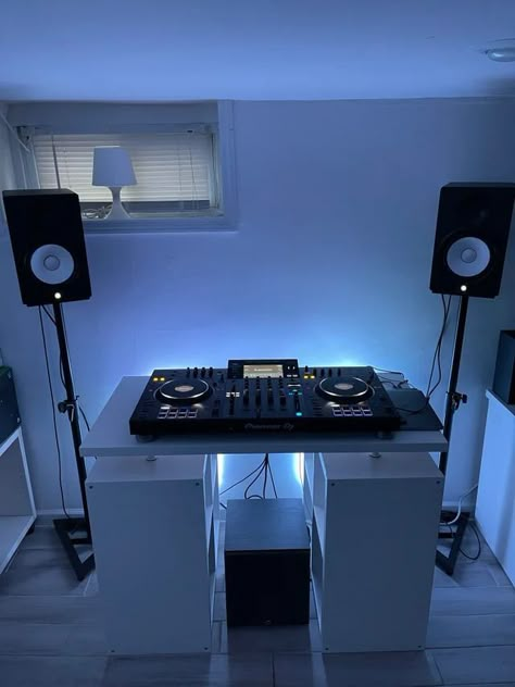 Basement Dj Setup, Dj Studio, Dj Table, Home Recording Studio Setup, Recording Studio Setup, Dj House, Dj Room, Home Music Rooms, Ideas Habitaciones