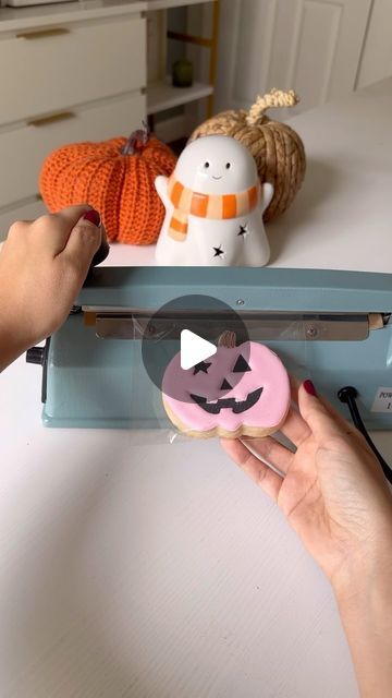 Melissa’s Sweet Tooth on Instagram: "A little Halloween cookie packaging ASMR for your Monday 🎃💗 For easy pre tied bows, tie your bows ahead of time then add a twisty tie to the back for perfect bows every time for all of your sweet treats! 
•
•
•
#asmr #asmrsounds #cookiepackaging #cookievideos #cookiedecorating #cookieideas #royalicing #royalicingcookies #satisfyingvideos #sugarcookies #halloweencookies #halloweenbaking #cookieinspo #decoratedcookies #cookiemaking" Halloween Treats For Kids, Cookie Videos, Halloween Cookie, Halloween Baking, Cookie Packaging, Halloween Cookies, Royal Icing Cookies, How To Make Cookies, Royal Icing