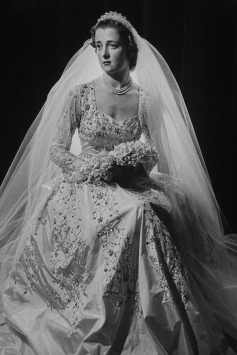 Earl Spencer, Chic Vintage Bride, Lady Sarah Chatto, John Spencer, Dj Wedding, Interracial Wedding, Vintage Brides, Vintage Wedding Photos, Royal Wedding Dress